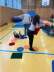 Kinder erproben das Angebot des Aktionstages in der Turnhalle.