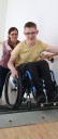 Physiotherapie: Devin fährt mit seinem Rollstuhl rückwärts die Treppe herunter.