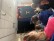 Schülerinnen und Schüler beim Puppentheater