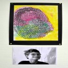 bunter Fingerabdruck eines Schülers mit Portrait.