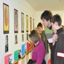 Besucher der Ausstellung bewundern die Werke.
