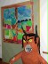 Kunst in der Schule: Eine Grüffelo-Figur aus Pappmaché vor Kakteenbildern